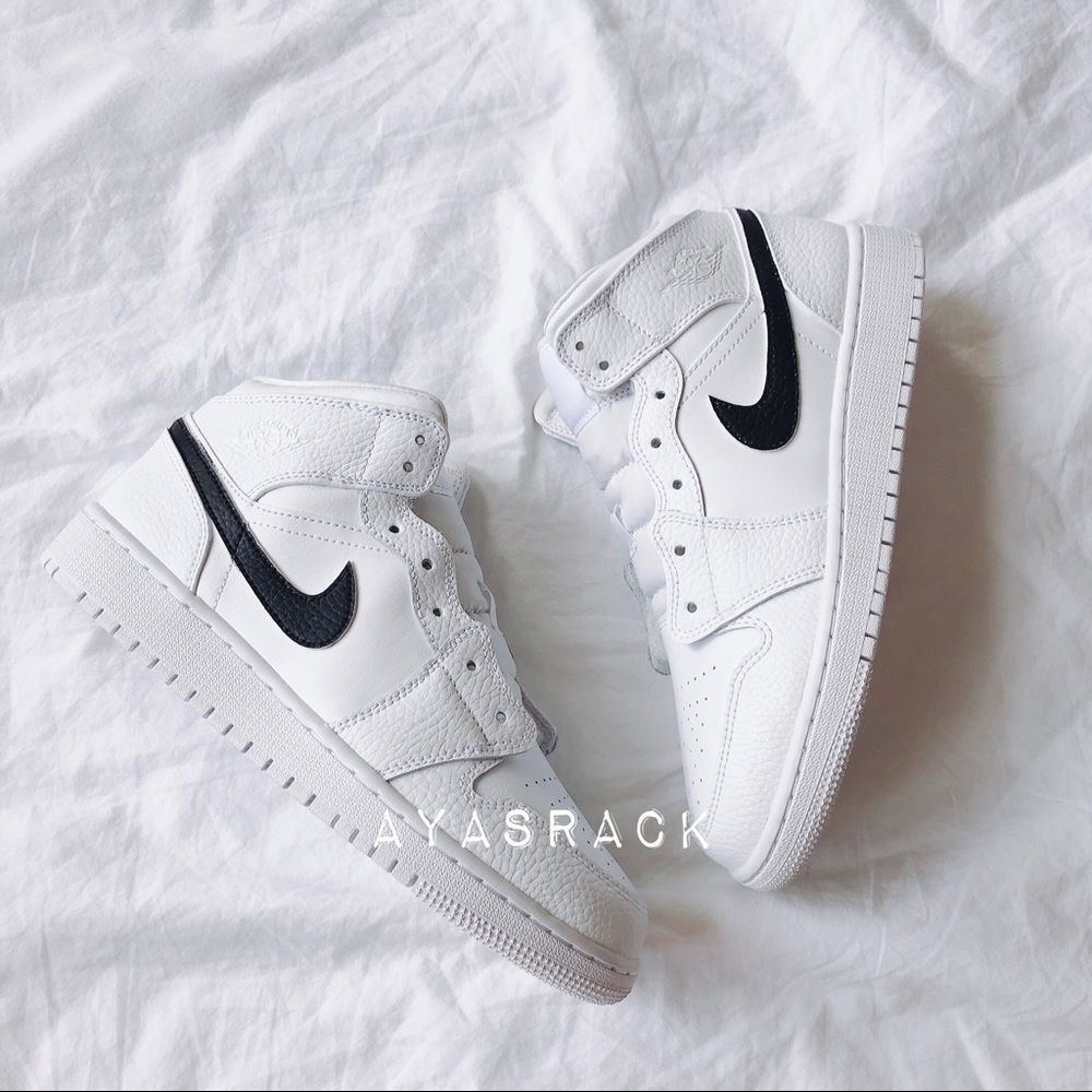 Custom painted  Air jordan 1 mid - Picture 2 of 7